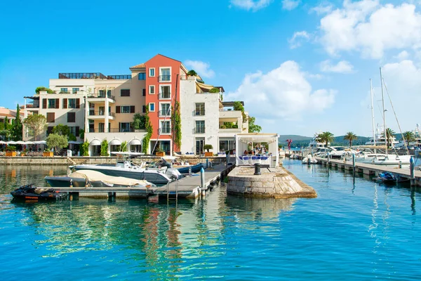 Tivat, Karadağ - 28 Haziran 2021: Porto Karadağ 'daki yat marinasının deniz kenarındaki konutları ve güzel gezinti alanlarıyla gün batımı manzarası