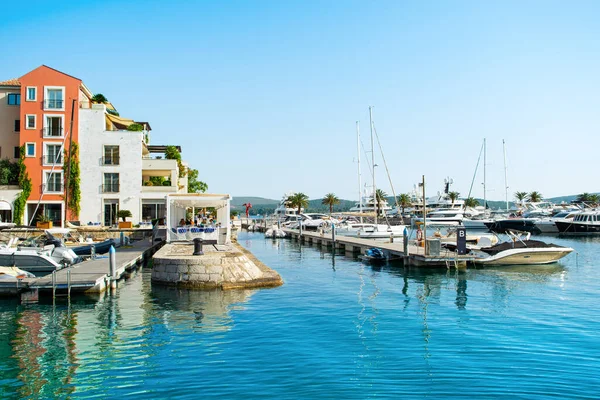 Tivat, Karadağ - 28 Haziran 2021: Porto Karadağ 'daki yat marinasının deniz kenarındaki konutları ve güzel gezinti alanlarıyla gün batımı manzarası