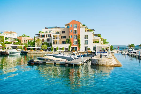 Tivat, Karadağ - 28 Haziran 2021: Porto Karadağ 'daki yat marinasının deniz kenarındaki konutları ve güzel gezinti alanlarıyla gün batımı manzarası