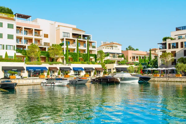 Tivat, Karadağ - 28 Haziran 2021: Porto Karadağ 'daki yat marinasının deniz kenarındaki konutları ve güzel gezinti alanlarıyla gün batımı manzarası