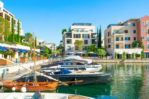 Tivat, Karadağ - 28 Haziran 2021: Porto Karadağ 'daki yat marinasının deniz kenarındaki konutları ve güzel gezinti alanlarıyla gün batımı manzarası