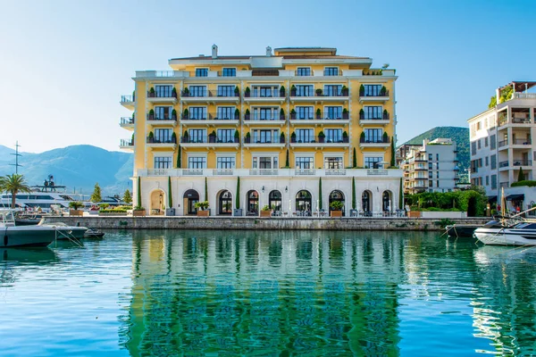 Tivat, Karadağ - 28 Haziran 2021: Porto Karadağ 'daki yat marinasının deniz kenarındaki konutları ve güzel gezinti alanlarıyla gün batımı manzarası