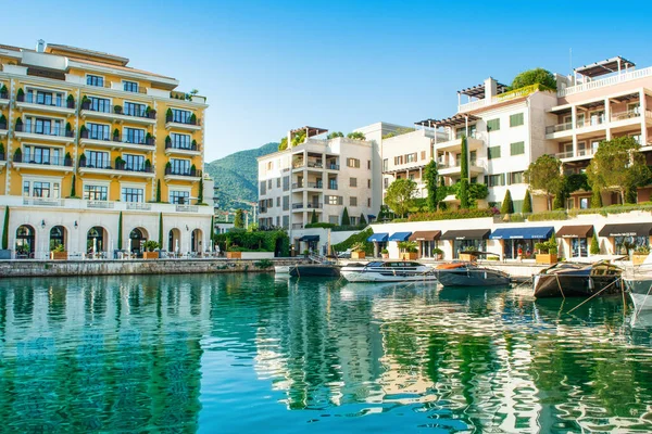Tivat, Karadağ - 28 Haziran 2021: Porto Karadağ 'daki yat marinasının deniz kenarındaki konutları ve güzel gezinti alanlarıyla gün batımı manzarası
