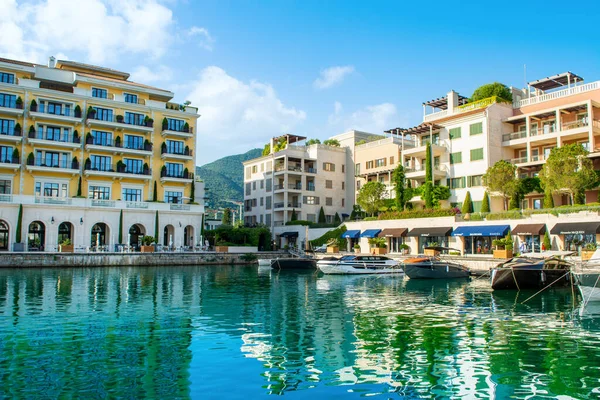 Tivat, Karadağ - 28 Haziran 2021: Porto Karadağ 'daki yat marinasının deniz kenarındaki konutları ve güzel gezinti alanlarıyla gün batımı manzarası