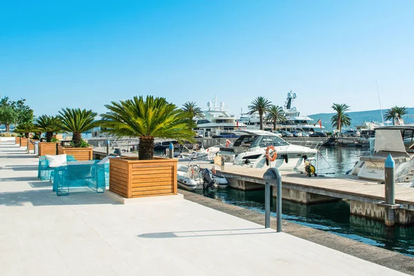 Tivat, Karadağ - 28 Haziran 2021: Porto Karadağ 'daki yat marinasının güneşli manzarası