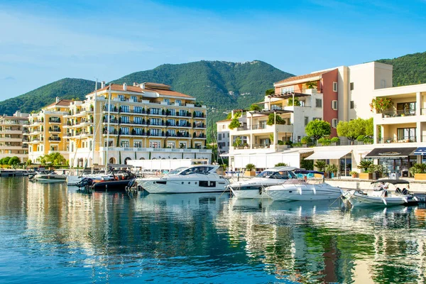 Tivat, Karadağ - 28 Haziran 2021: Porto Karadağ 'daki yat marinasının deniz kenarındaki konutları ve güzel gezinti alanlarıyla gün batımı manzarası