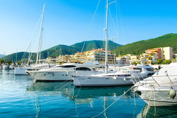 Tivat, Karadağ - 28 Haziran 2021: Porto Karadağ 'daki yat marinasının deniz kenarındaki konutları ve güzel gezinti alanlarıyla gün batımı manzarası