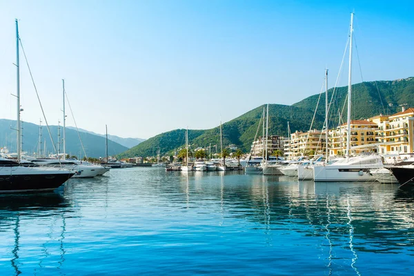 Porto Karadağ 'daki yat marinasının deniz kenarındaki konutları ve güzel gezinti alanlarıyla gün batımı manzarası