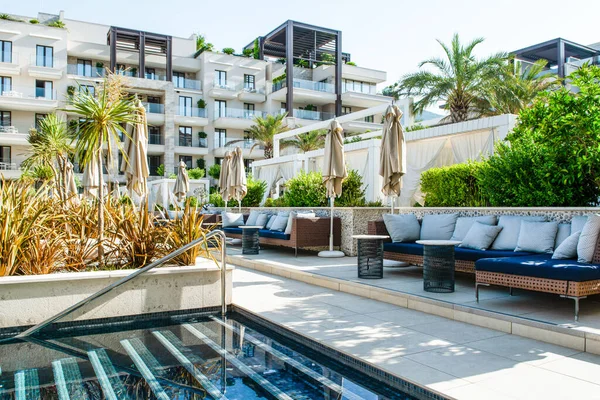 Tivat, Karadağ - 29 Haziran 2021: Adriyatik kıyısındaki Porto Karadağ Marina 'da lüks modern oteldeki havuz alanı