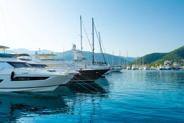Tivat, Karadağ - 28 Haziran 2021: Porto Karadağ 'daki yat marinasının deniz kenarındaki konutları ve güzel gezinti alanlarıyla gün batımı manzarası