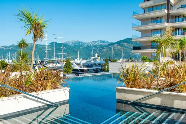 Tivat, Karadağ - 29 Haziran 2021: Adriyatik kıyısındaki Porto Karadağ Marina 'da lüks modern oteldeki havuz alanı