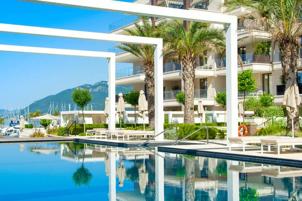 Tivat, Karadağ - 29 Haziran 2021: Adriyatik kıyısındaki Porto Karadağ Marina 'da lüks modern oteldeki havuz alanı