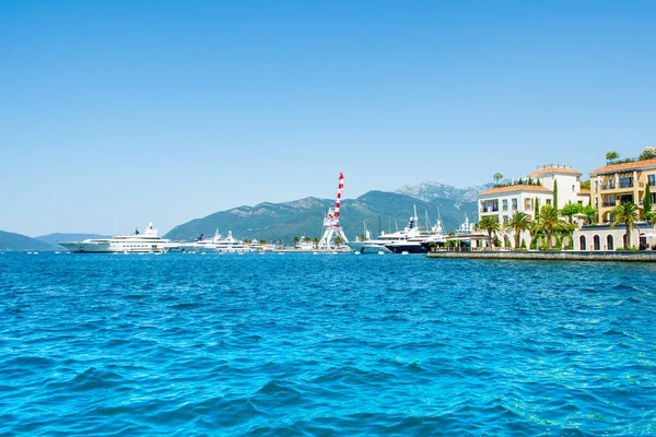 Kotor Körfezi kıyısındaki Tivat 'ta Boka Körfezi, Karadağ