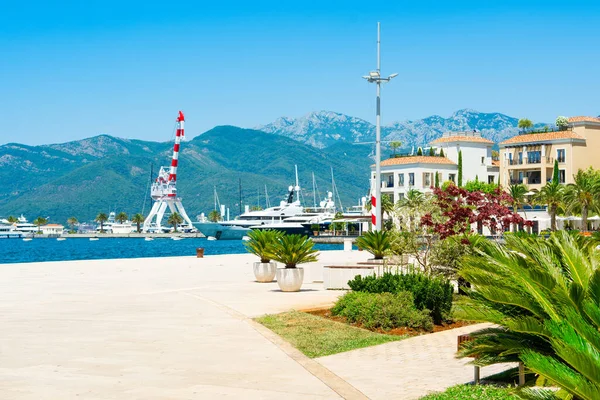 Kotor Körfezi kıyısındaki Tivat 'ta Boka Körfezi, Karadağ