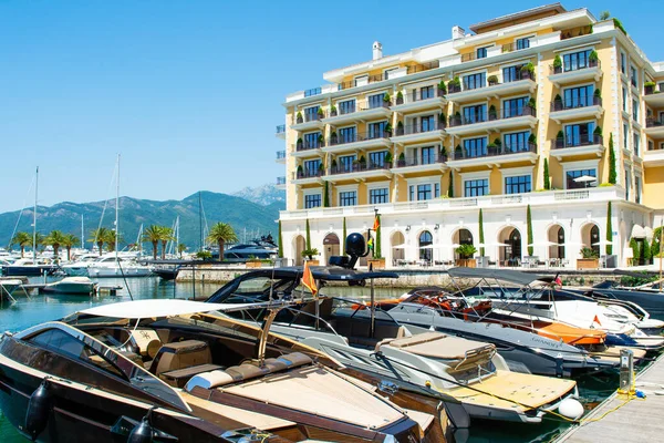 Tivat, Karadağ - 28 Haziran 2021: Porto Karadağ 'daki yat marinasının deniz kenarındaki konutları ve güzel gezinti alanlarıyla gün batımı manzarası