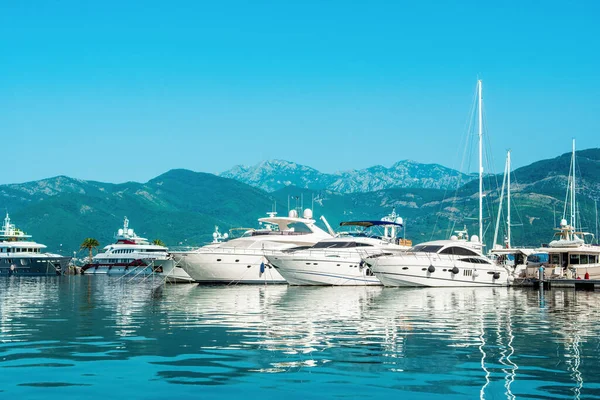 Porto Karadağ 'daki yat marinasının deniz kenarındaki konutları ve güzel gezinti alanlarıyla gün batımı manzarası