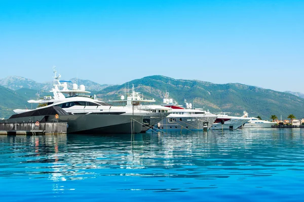 Porto Montenegro, Tivat 'taki yat marinasının günbatımı manzarası. Karadağ