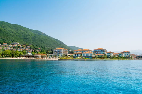 Herceg Novi, Karadağ - 28 Haziran 2021: Boka Körfezi kıyılarındaki Portonovi 'deki lüks tatil beldesinin günbatımı 