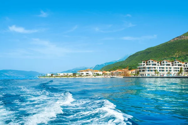 Herceg Novi, Karadağ - 28 Haziran 2021: Poronovi Marina 'nın lüks yatları ve Boka Körfezi kıyılarındaki güzel rıhtım evleri 