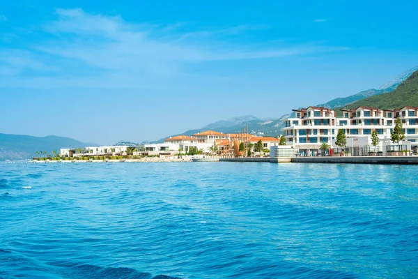 Herceg Novi, Karadağ - 28 Haziran 2021: Poronovi Marina 'nın lüks yatları ve Boka Körfezi kıyılarındaki güzel rıhtım evleri 