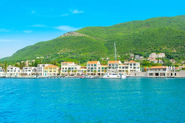 Herceg Novi, Karadağ - 28 Haziran 2021: Poronovi Marina 'nın lüks yatları ve Boka Körfezi kıyılarındaki güzel rıhtım evleri 