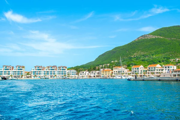 Herceg Novi, Karadağ - 28 Haziran 2021: Poronovi Marina 'nın lüks yatları ve Boka Körfezi kıyılarındaki güzel rıhtım evleri 