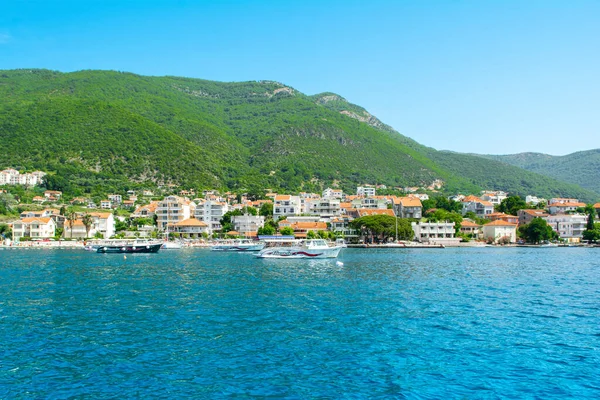 Herceg Novi, Karadağ - 30 Haziran 2021: Kotor Körfezi kıyı şeridinin güzel bir manzarası - Boka Körfezi, Karadağ