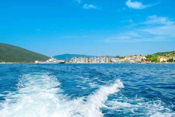 Herceg Novi, Karadağ - 28 Haziran 2021: Poronovi Marina 'nın lüks yatları ve Boka Körfezi kıyılarındaki güzel rıhtım evleri 