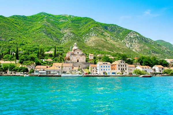 Karadağ 'ın tarihi Prcanj kentinde bulunan Kutsal Bakire Meryem' in Doğumu Kilisesi 'ne göre, Kotor Körfezi kıyılarının panoramik manzarası 