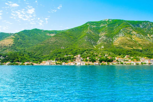 Kotor Körfezi kıyısındaki tarihi Prcanj kasabasının panoramik manzarası, Karadağ 'ın Kutsanmış Bakire Meryem' in Doğumu Kilisesi 'ne bakıyor. 