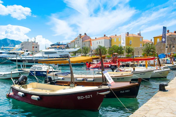 Budva, Karadağ - 30 Haziran 2021: Budva limanının güzel panoramik yaz manzarası