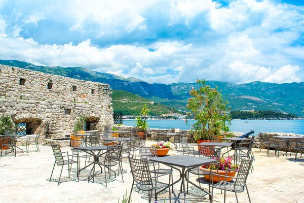 Karadağ 'ın Budva Riviera kentinin güzel manzaralı Eski Budva kasabasındaki Citadela Kalesi' ndeki restoran