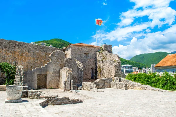 Eski Budva kasabasındaki Kale ve Karadağ 'ın Budva Riviera kentinin güzel manzarası
