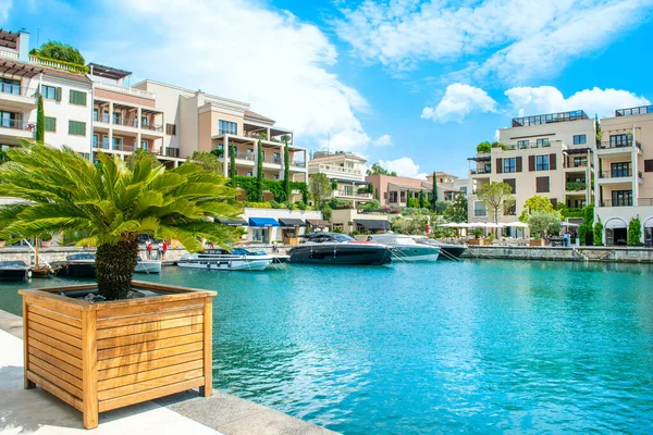 Tivat, Karadağ - 28 Haziran 2021: Porto Karadağ 'daki yat marinasının deniz kenarındaki konutları ve güzel gezinti alanlarıyla gün batımı manzarası