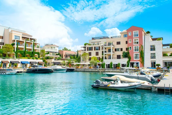 Tivat, Karadağ - 28 Haziran 2021: Porto Karadağ 'daki yat marinasının deniz kenarındaki konutları ve güzel gezinti alanlarıyla gün batımı manzarası