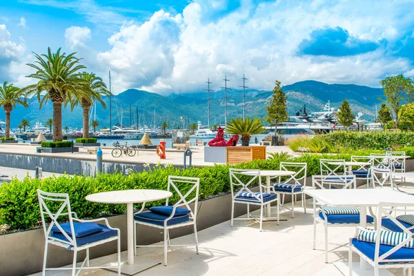 Tivat, Karadağ - 28 Haziran 2021: Porto Karadağ 'daki yat marinasının deniz kenarındaki konutları ve güzel gezinti alanlarıyla gün batımı manzarası