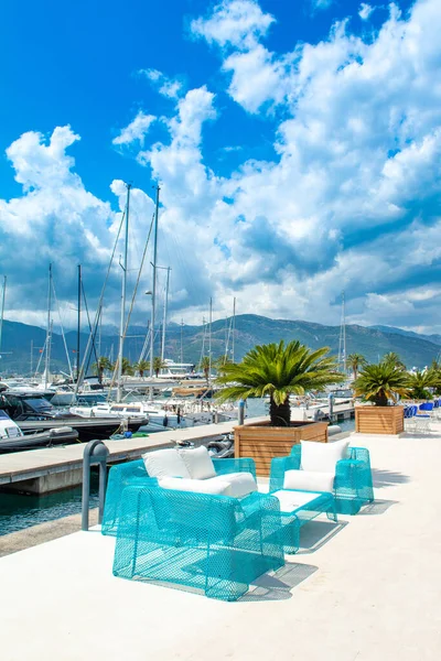 Tivat, Karadağ - 28 Haziran 2021: Porto Karadağ 'daki yat marinasının deniz kenarındaki konutları ve güzel gezinti alanlarıyla gün batımı manzarası