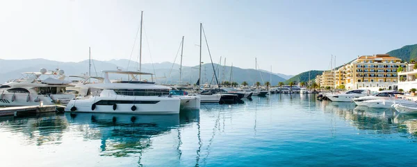 Tivat, Karadağ - 28 Haziran 2021: Porto Karadağ 'daki yat marinasının panoramik gün batımı manzarası