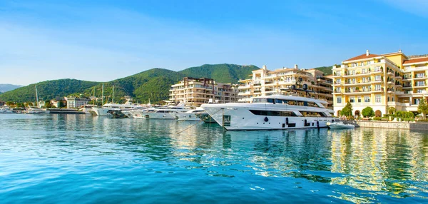 Tivat, Karadağ - 28 Haziran 2021: Porto Karadağ 'daki yat marinasının panoramik gün batımı manzarası