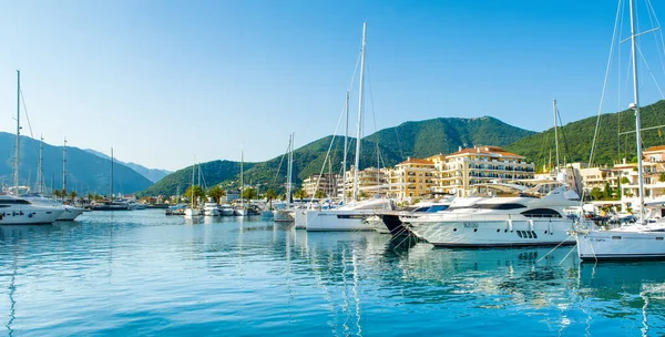 Tivat, Karadağ - 28 Haziran 2021: Porto Karadağ 'daki yat marinasının panoramik gün batımı manzarası