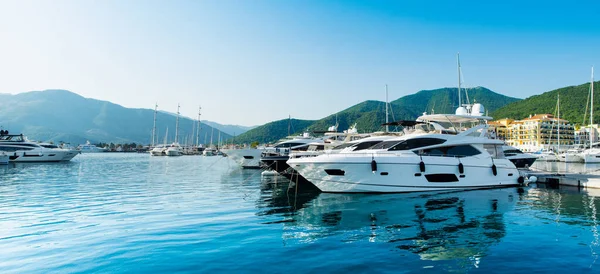 Tivat, Karadağ - 28 Haziran 2021: Porto Karadağ 'daki yat marinasının panoramik gün batımı manzarası