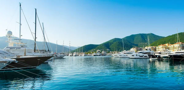 Tivat, Karadağ - 28 Haziran 2021: Porto Karadağ 'daki yat marinasının panoramik gün batımı manzarası