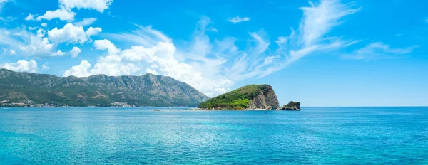 Karadağ 'ın Sveti Nikola Adası manzaralı, Budva Riviera' daki Adriyatik kıyılarının güzel panoramik yaz manzarası