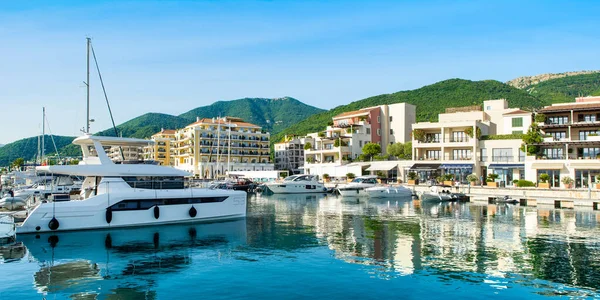 Herceg Novi, Karadağ - 28 Haziran 2021: Poronovi Marina 'nın lüks yatları ve Boka Körfezi kıyılarındaki güzel rıhtım evleri 