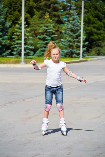 Cute girl on roller skates in summer — Stock Photo, Image