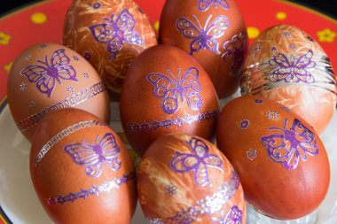 Paskalya yumurtaları kelebekler ile