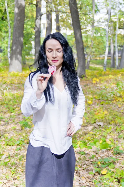 Morena caucásica comiendo postre en blanco — Foto de Stock