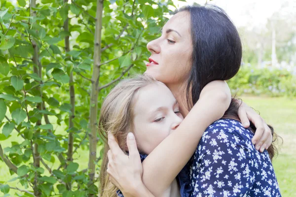 在夏天亲吻母亲和女儿 — 图库照片