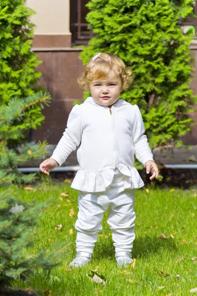 Cute infant in green park — Stock Photo, Image