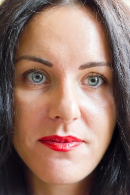 Portre esmer kırmızı ruj